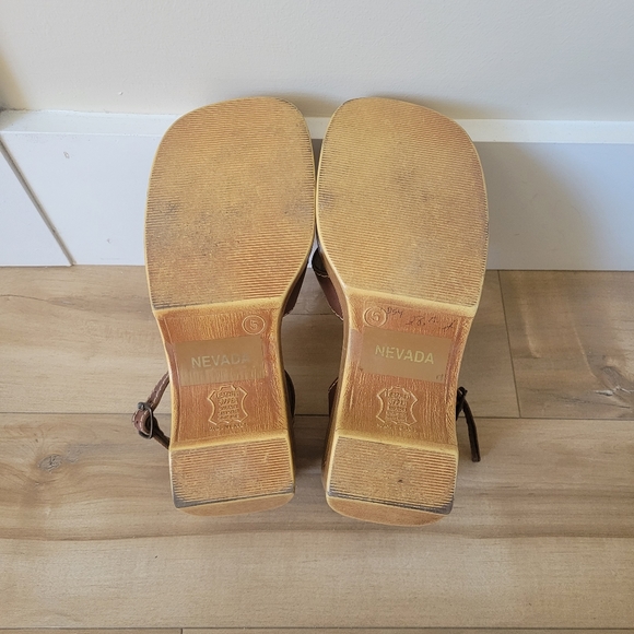Vintage Square Toe Wood-look Donut Hole Wedge Sandal - Picture 5 of 8